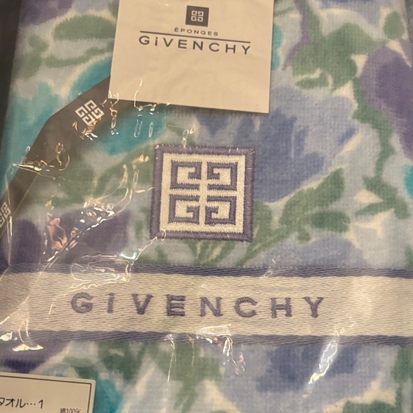 Givenchy Blue and Green Towel Set - Picture 3 of 4